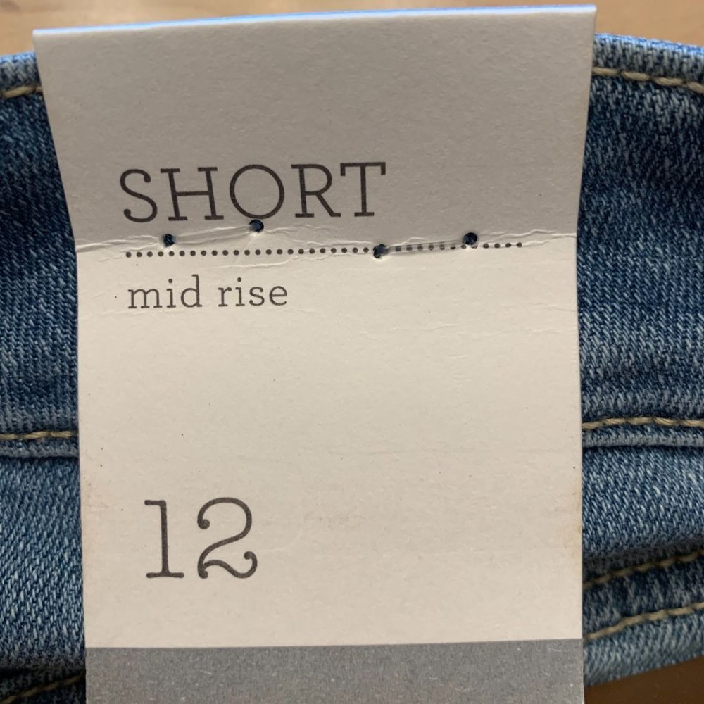 NWT Style & Co. Mid-Rise Denim Light Blue Distressed Belted Shorts size 12 - Picture 2 of 9